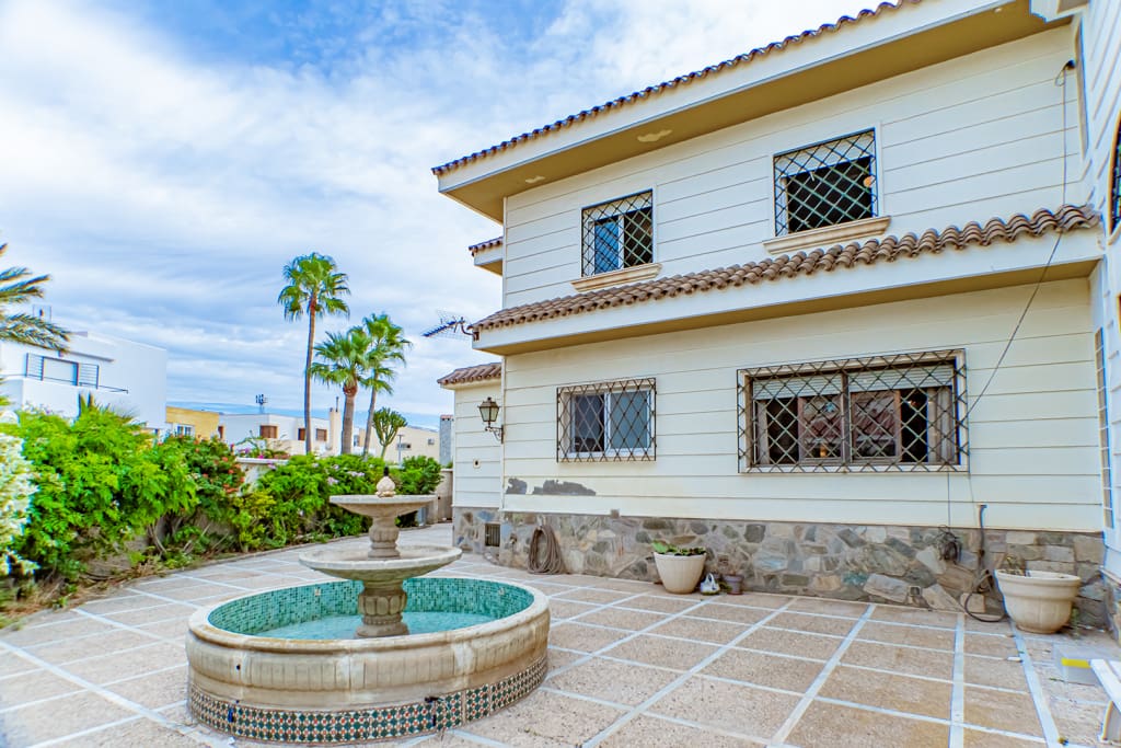 Casa-Chalet Almería - 1221381-01
